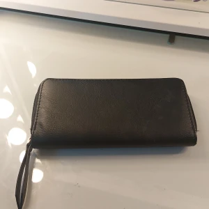 Svart plårnbok - Stor, svart, bra, man har mycket plats.