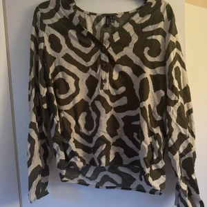 Blus - Blus från Vero Moda, knappt använd.