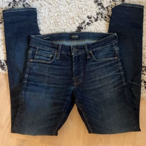 Jack and Jones jeans  - Mörkblåa Jack and Jones jeans i nyskick. Modellen heter Glenn och är slimfit. Det är storlek 29/32 och jeansen är extremt stretch. 