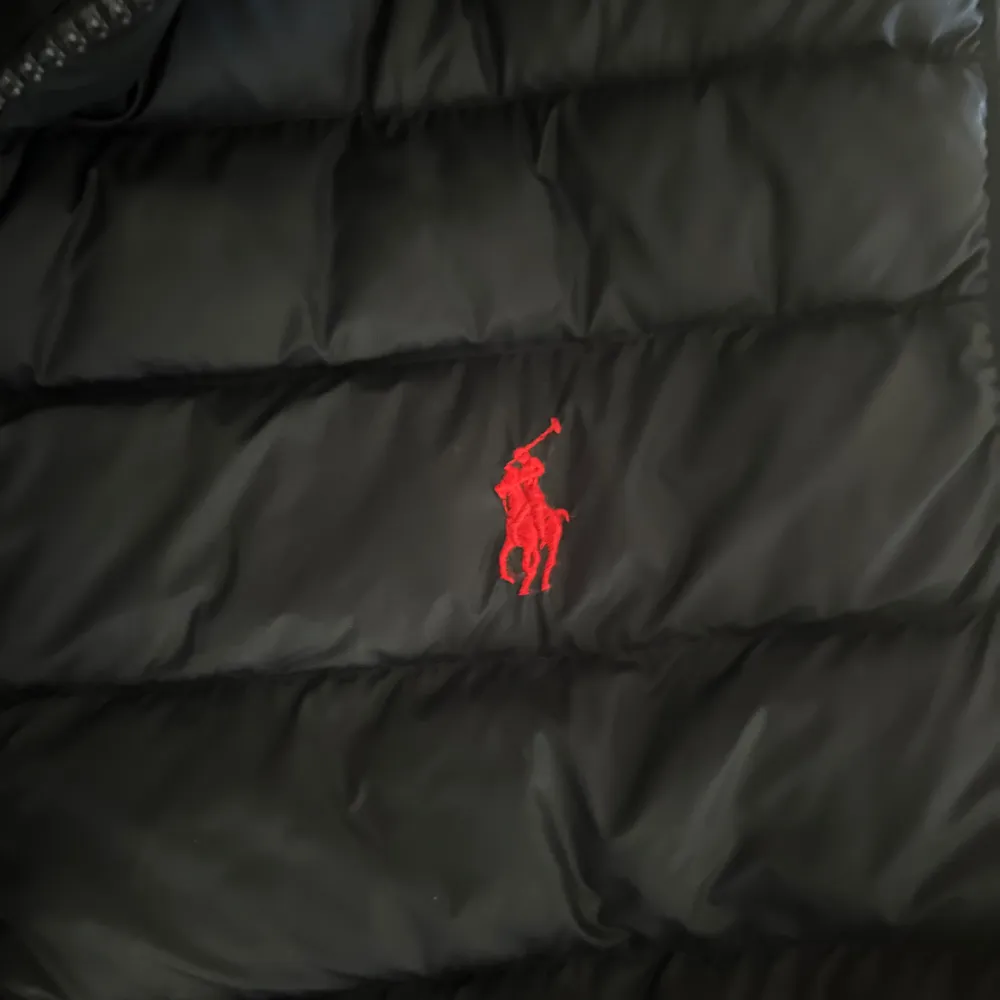 Säljer nu men Ralph lauren väst som jag inte använder längre| skicka 9/10🔥|använt mycket sparsamt och inga defekter förekommer på västen!✅   Vid frågor bara skriv!!😁. Jackor.