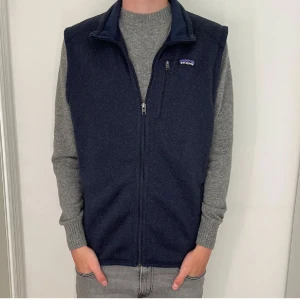 Patagonia väst  - Säljer nu min tvär feta patagonia väst. Storlek L men passar även XL. Inte mina bilder då den var alldeles för stor för mig. Den är helt ny. Nypris 1199 mitt pris 999. Tveka inte att höra av er vid funderingar och tankar 🥂🙌