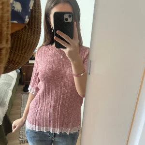 Rosa stickad tshirt - Rosa stickad T-shirt , jätte fin och mysig 💛💛