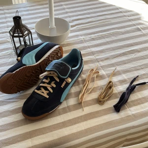 Puma Noah sneakers - Puma x Noah. Dessa är helt oanvända och sitter som en 30cm. De har vanligtvis blå snörning men kommer också med ett beige och ett brunaktig par att välja mellan. De har även en ”tunga” som ni ser på den tredje bilden som man kan ta av om man vill.