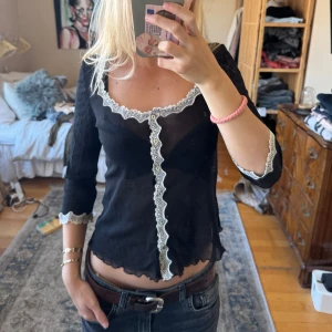 Mesh topp - Jättefin mesh topp med spets detaljer 