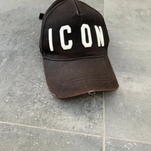 Dsquared 2 keps - Säljer dena ikoniska icon keps från dsquared 2 i använt skick för endast 500kr går att tvätta den så är den som ny