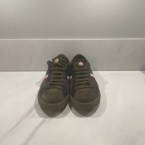 Moncler skor - Säljer dessa ruskigt fräscha Moncler skor i mocka tyg i storlek 43 men passar även 44