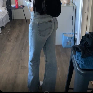 Lee jeans  - Super fina lee jeans som är bootcut och Lågmidjade.  Midjemåttet är: 37 mitt över  Innerbenslängd: 84 ❤️🥰