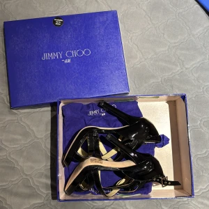 Jimmy Choo klackar - Super fräscha  Jimmy choo klackar i storlek 40 perfekt för fest. Säljs för 700kr men Priser går att diskutera.