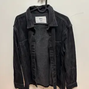 Super fräsch overshirt/jacka  använd några gånger storlek Small säljs för 220kr