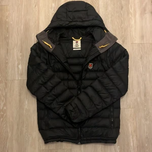 Fjällräven jacka  - Säljer min sjukt feta fjällräven jacka, nypriset ligger på ca 3900! Liten lagning på ryggen men det syns inte alls (skriv för bild) perfekt höst jacka men funkar ändå bra till vinter jacka. Vid fler frågor osv skriv!