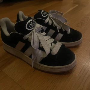 Adidas campus  - Säljer mina adidas campus för att jag inte använder dom längre. Dom är inte använda alls mycket det ända som syns på dom är att sko snörena är lite smutsiga vilket går att tvätta enkelt. Inga skador som nya annars.