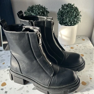 Svarta boots - Svarta kängor med dragkedja⛓️🖤Helt oanvända