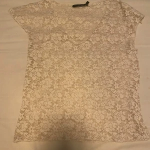 Genomskinligt linne - Säljer detta genomskinliga linnet från Hennes vilket jag tror är H&M från 90-2000 talet då den är efter min mammma bra skick skriv vid mer frågor 