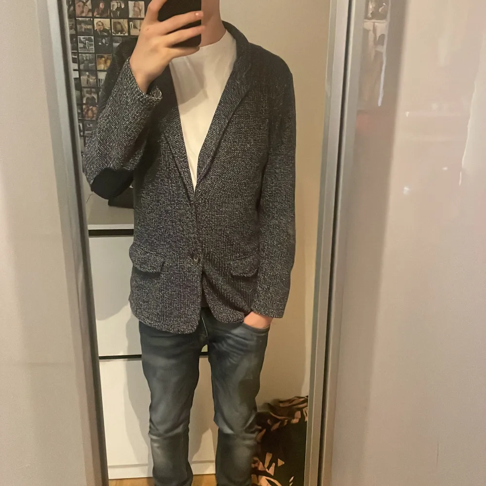 Hej! Säljer min feta stickade cardigan från Zara, detta är en äldre kollektion. Storleken är 13-14y men passar som S. Modellen är 176 och väger 56kg! Om du har frågor eller funderingar så hör av dig 🤙 Mvh JacobsCloset . Stickat.