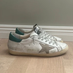 Golden goose Superstar  - Säljer nu dessa Golden Goose Superstar i storlek 41. Det är nästan inga defekter, inget som är sönder eller något, dom är endast lite creasade och smutsiga. Tyvärr medföljer inget OG/: Hör av dig vid funderingar!🌟