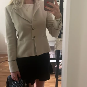 Zara jacka - Superfin kavaj-liknande höstjacka med underbara detaljer från zara💋Bra skick förutom en liten reva baktill (se sista bilden) och en knapp som åkt av (men som medföljer). Knappen är inget som syns om man har på sig jackan som på första bilden.