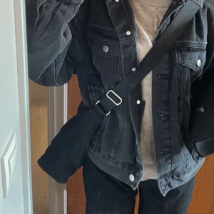 Weekday väska  - Svart tygväska från weekday. Inga tecken på slitage. Väldigt funktionell och stängs med dragkedja. Justerbara band. Inte använt på två år därför säljer jag. 