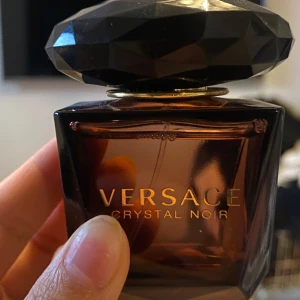 Versace Crystal noir 30 ml - Hej! Säljer denna Versace crystal noir parfymen då den inte riktigt passade mig så bra! Har använt den vid 2 tillfällen så den är nästan helt full!! Den luktar väldigt gott men är inte riktigt ”min doft” 😅 kan fraktas! 