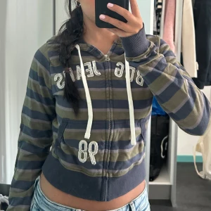 zip up urban outfitters - Mysig zipup från urban outfitters 🫶🏻används inte längre, hör av dig vid frågor🫶🏻