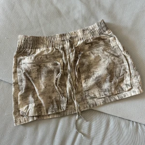 Militär kjol - Använd 3 gånger, från Zara, bild på finns. Ger jätte fina former. Är bara inte mina färger längre :( 