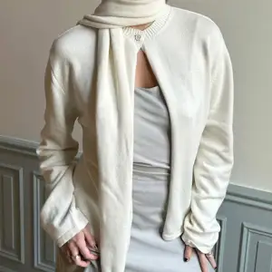 Säljer min djerf avenue scarf i ”cream” använd ca. 2 gånger! Nypris: 550:- Säljer för: 369:-