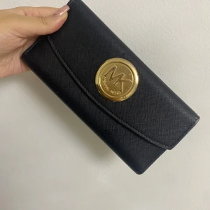 Plånbok Michael kors - Michael kors plånbok köpt utomlands för något år sedan. Svart läder. 