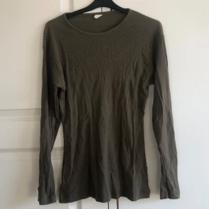 basic grön tröja - enkel skön grön tröja! i ok skick, har en liten blekningsfläck på armen. tvättas innan det skickas!!❤️