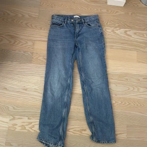 Jeans från Gina Tricot - Blåa raka jeans ifrån Gina. Midwaist i storlek 34. Säljs då den inte används längre. Dem är i gott skick💞💗