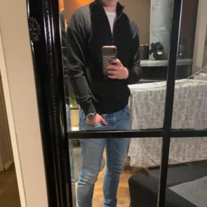 Oscar Jacobsson kashmir halfzip - Väldigt stilren halfzip från Oscar Jacobsson i en kashmirblend | Skick 9/10 | Skriv vid fler funderingar 🙌🏼🤩