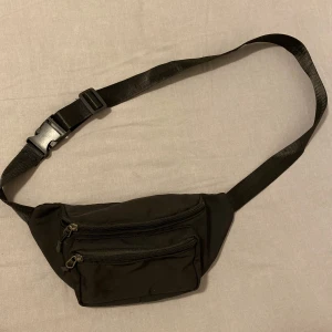 Midjeväska  - Svart midjeväska 