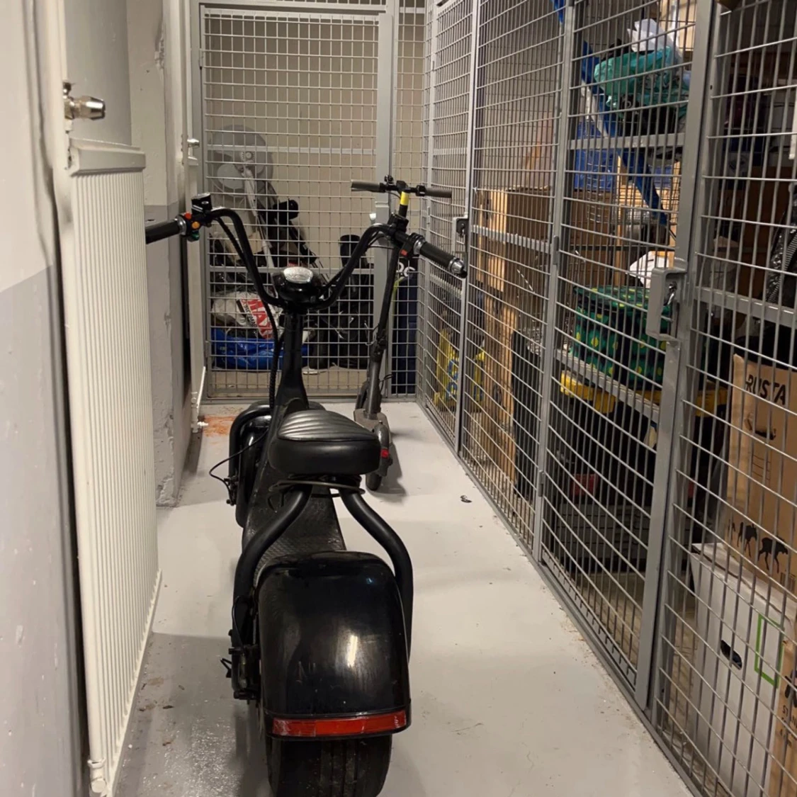 Svart elskoter med 1000W motor