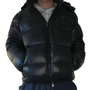 Ralph Laurent Jacka - Säljer nu min feta Ralph lauren jacka, fint skick förutom några småhål men inte märkbart när du bär den.  Storlek L men jag har M och den passar för mig (Är runt 185)  Nypris ligger på 6k Skriv vid frågor, priset är ej hugget i Sten.