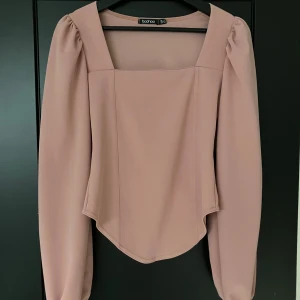 BooHoo Topp - gammalrosa topp som knappt är använd så finns inga defekter. det är storlek eu 40. som referens är jag M/L i storleken och den passar mig toppen bra!💘 längst ner i fram är tröjan lite ”V formad” (se bild)  kom priv om du behöver 