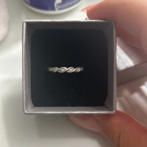 Silver ring - Säljer denna fina silver ring från guldfynd, som är i äkta silver, den är i nyskick 