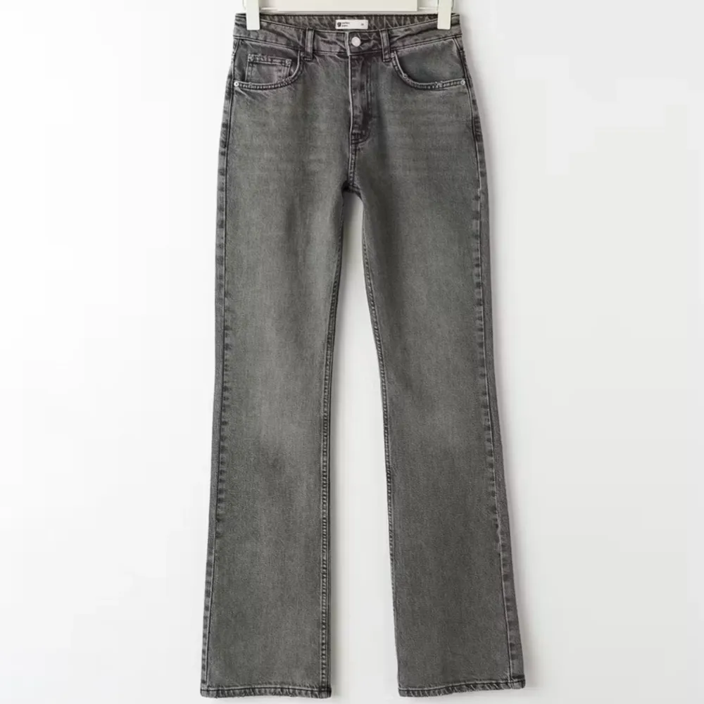 Slutsålda grå ”flare” jeans från Gina Tricot, helt oanvända med lapp kvar. Nypris 499kr, köpare står för frakt.. Jeans & Byxor.