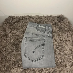 Dondup Jeans - Ett par riktigt schyssta dondups i snygg färg, passar för kommande säsonger och en av dom mest eftertraktade jeansen just nu💫💯. Strålande skick och passar storlek 29-31 ungefär! Skriv vid flera frågor eller funderingar🙌💯.