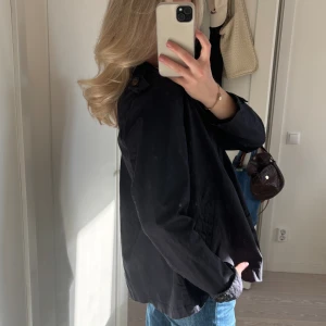 Mqrinblå kort trenchcoat  - Superfin marinblå kort trenchcoat från märket Samsa💕 sparsamt använd 