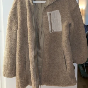 Jacka från Nelly!  - Färg Hummus, storlek S Nypris : 599  Aldrig använd