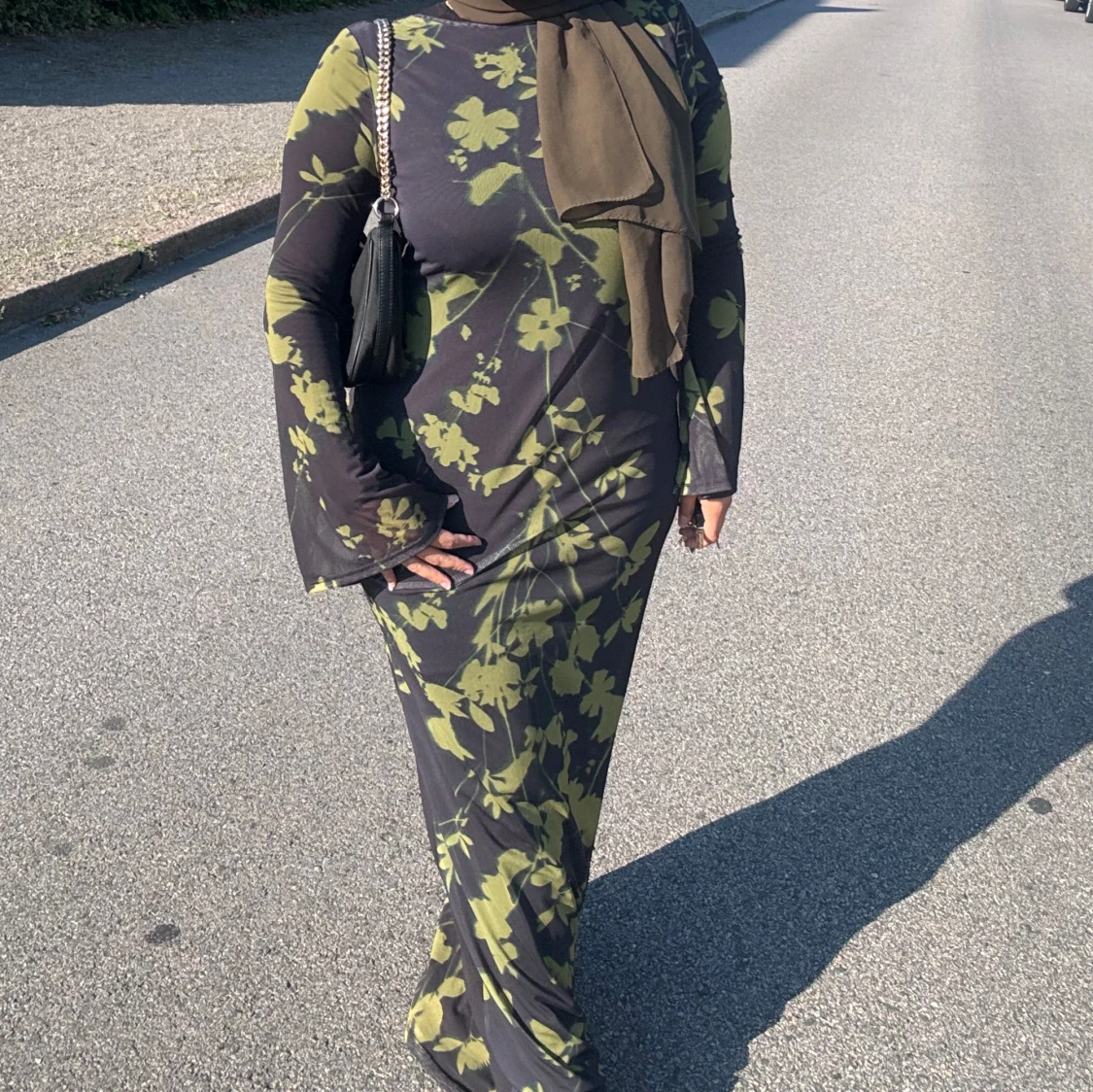 Svart och grönmönstrad klänning  - 91