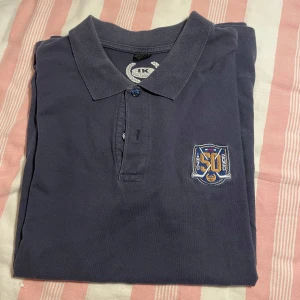 IK Oskarshamn piké - En riktigt fin IK Oskarshamn piké  10/10 skick  strl L