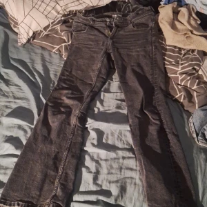 Gråa low waist bootcut jeans - Från Gina tricot inga skador alls. Orginal pris 359kr