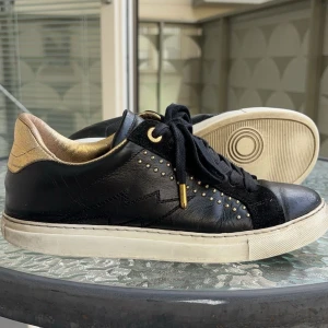 Zadig & Voltaire Sneakers - Hej, säljer dessa fina Zadig & Voltarie sneakers då dem ej används mer, inga fel jätte fina. Stl 38. Köpta för ca 3000kr