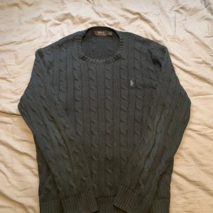 Ralph lauren sweatshirt - En fin stickad/flätad ralph lauren tröja, i perfekt skick, skriv vid intresse och om de finns funderingar :)