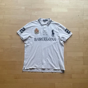 Polo Ralph Lauren Chiefkeef piké Barcelona Miami Milan Paris Chicago Sao paolo Sweden Uk - Skickas snabbt!!   Mycket sällsynt Barcelona Chiefkeef type piké.   Perfekt skick och endast använd väldigt sparsamt.   Storlek XL passar även L men lite mer ”baggy” Mått: bredd 56cm, längd: 73cm