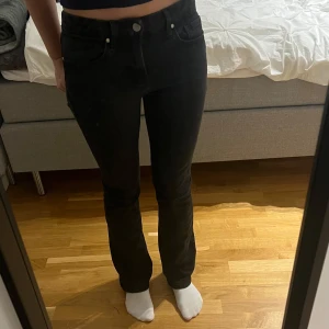 Svarta LOW waist jeans - Säljer mina LOW waist jeans från zara köpta för nått år sen, men som jag nu säljer för att jag inte använder dom längre🤍dom är som nya