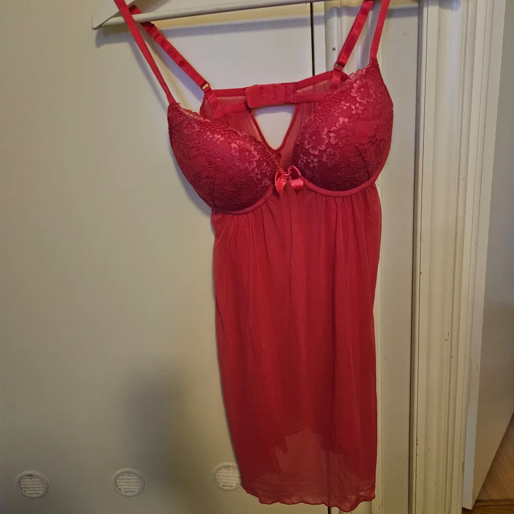 Nyskick, använd 2 ggrSäljer en superfin mörkrosa  neglige  med vadderade kupor och en söt rosett framtill. Tyvärr klippt bort kappen men är c kupa och passar 75-85💃. Accessoarer.