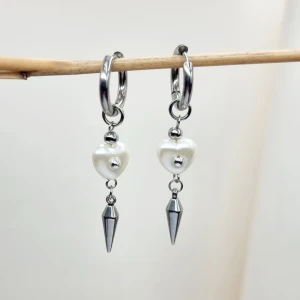 Handgjorda örhängen - Handgjorda örhängen●Följ :@ekjewelryofficial🤲 ● 💎Material- 100% rostfritt stål  och plast pärlor ●Örhängeskrokar -rostfritt stål. Nickel fri. Längd -5cm. Vattentåliga, ändrar inte färgen! 