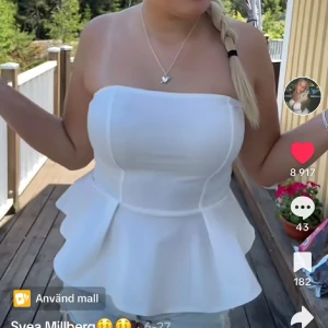 gullig topp - Jättefin men har aldrig blivit använd. Har ”silikon” högst upp så den ej åker ner.