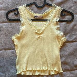 Gult linne🎀💛 - Säljer för att jag aldrig använder den💛💛