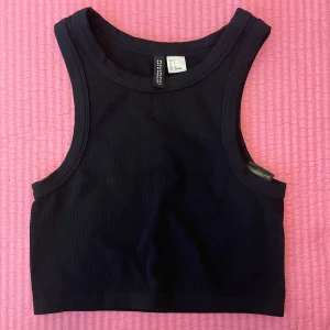 Linne - Tajt linne/topp från hm. Använd fåtal gånger och har inga defekter. Fint basicplagg i storlek S, stretchigt material 💕💖